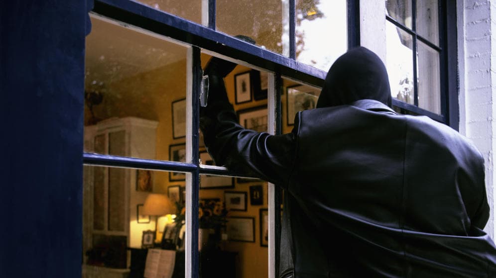 catorce-consejos-para-proteger-tu-casa-de-robos-y-ladrones-min LA MAYORÍA DE LOS ROBOS SE DAN POR LA PUERTA TRASERA